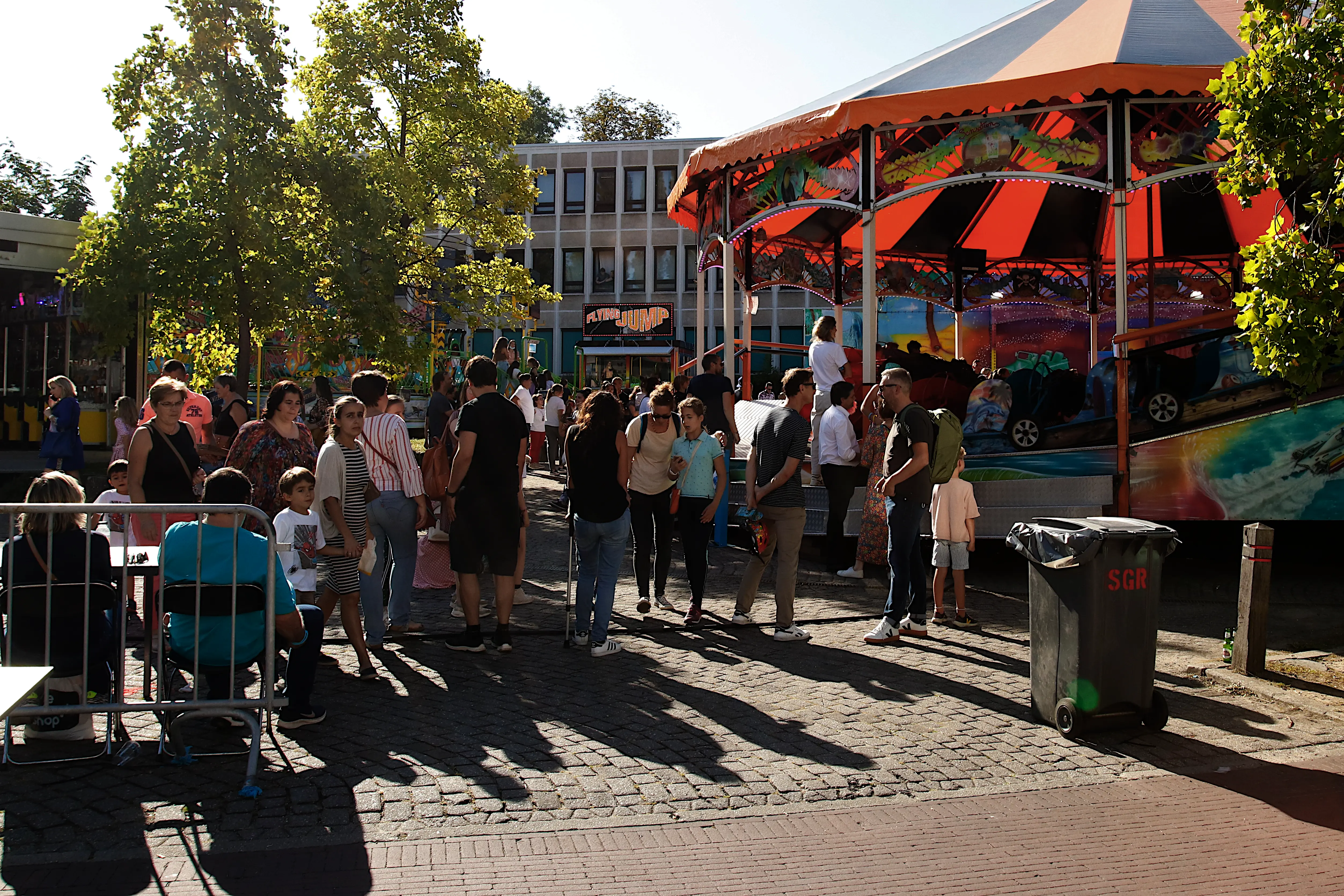 mensen aan de kermis attracties op de jaarmarkt van Rode